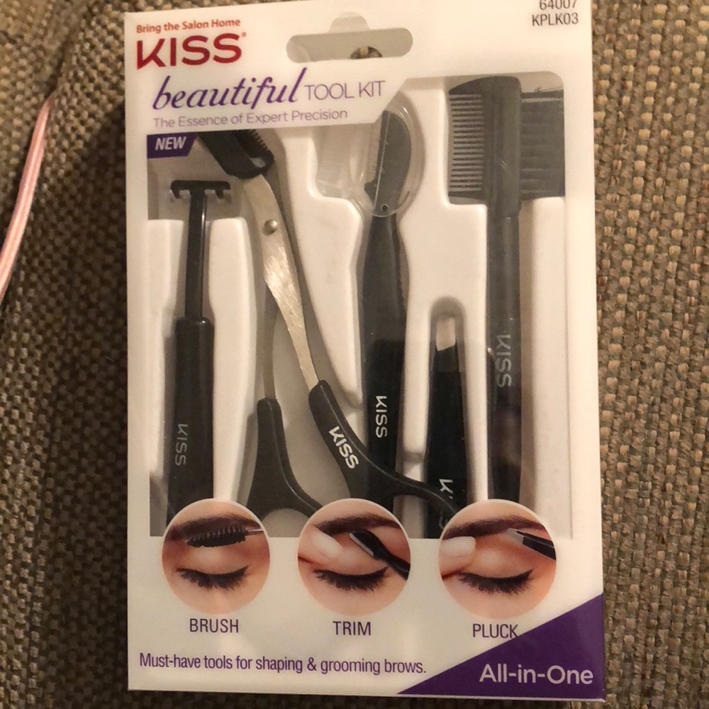 NEW Kiss eyebrow kit